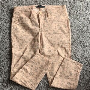 RW&CO Floral Print Pants in Light Pink Size Medium EUC